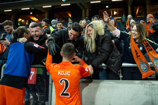 AFC Eskilstunas Adnan Kojic jublar tillsammans med publiken