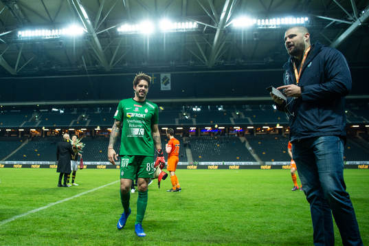 AFC Eskilstunas målvakt Mihail Ivanov jublar
