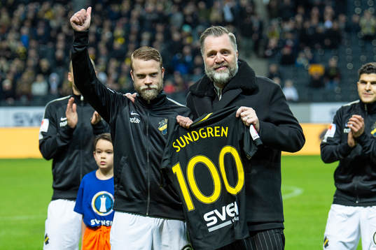 s Daniel Sundgren (v) tar emot en tröja av AIK:s sportchef