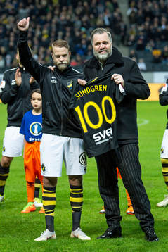 s Daniel Sundgren (v) tar emot en tröja av AIK:s sportchef