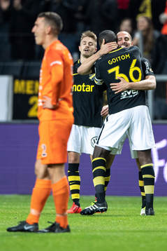 s Panajotis Dimitriadis (h) jublar