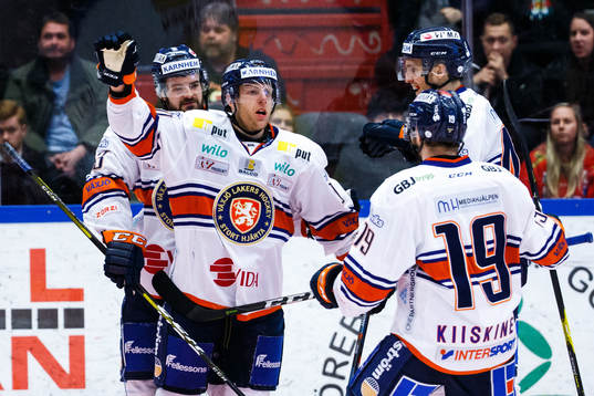 Växjös Kris Versteeg och Tuomas Kiiskinen jublar