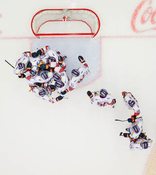 Växjöspelarna jublar framför målvakt Viktor Fasth