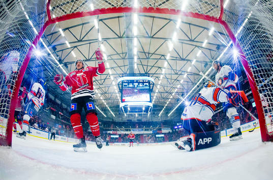 Örebros Shane Harper gör 1-0 på målvakt Viktor Fasth