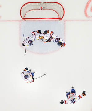 Växjös Niclas Burström jublar med målvakt Viktor Fasth