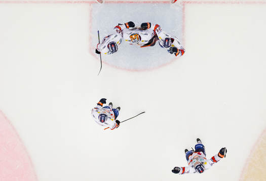 Växjös Niclas Burström jublar med målvakt Viktor Fasth