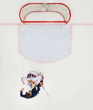 Växjös tränare Sam Hallam jublar med målvakt Viktor