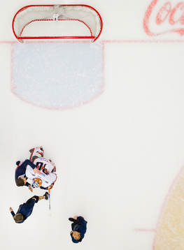 Växjös tränare Sam Hallam jublar med målvakt Viktor