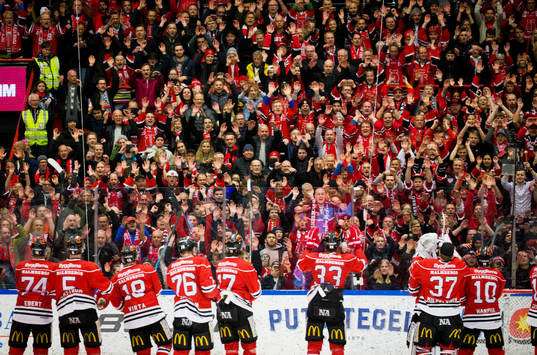 Örebrospelarna jublar framför fansen