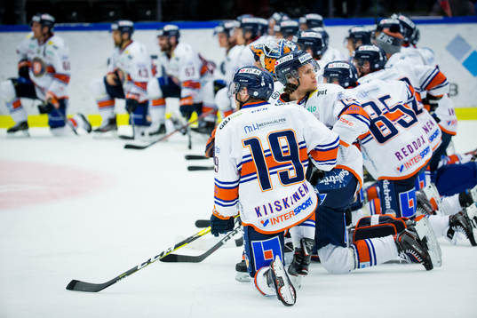 Växjöspelarna med Tuomas Kiiskinen i fokus sitter ned