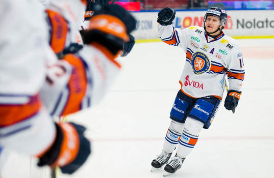 Växjös Tuomas Kiiskinen jublar vid 1-1 målet