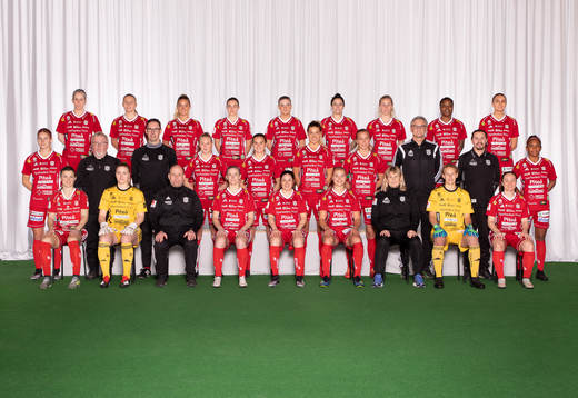  Cecilia Edlund, Selina Henriksson, Ronja Aronsson, Vilma Koivisto, Moa Similä, Fernanda Da Silva, Linn Viklund, Faith Ikidi, Johanna Antti. Mittenledet från vänster: Linnea Selberg, materialansvarig Torbjörn Lindkvist, målvaktstränare Peter Bergstedt, Elin Bragnum, Andrea Norheim, Nina Jakobsson, Julia Karlenäs, läkare Arne Zingmark, materialare Stig Blomkvist, Madelen Janogy. Sittande från vänster: Emelie Lövgren, Caroline Frykgård, huvudtränare Stellan Carlsson, Lena Blomkvist, Josefin Johansson, Ellen Löfkvist, assisterande tränare Anneli Andersen, Cajsa Andersson, June Pedersen.
