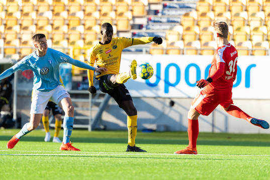 Elfsborgs Marokhy Ndione i kamp med Malmö FF´s Noah Eile och målvakt Mathias Nilsson
