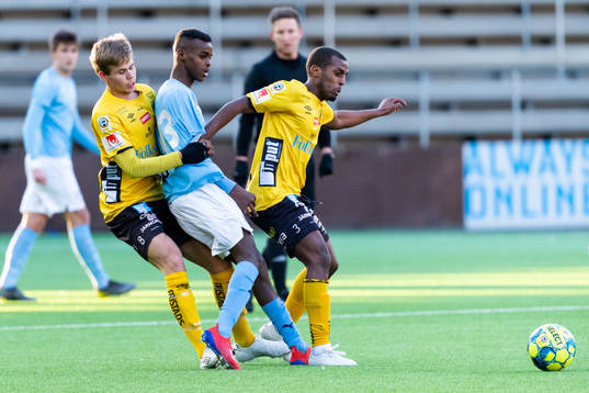Malmö FF´s Mubaarak Nuh i kamp med Elfsborgs Anton Thorsson och Nattnael Zerai
