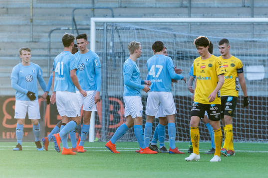 Malmö FF´s spelare jublar efter 0-1
