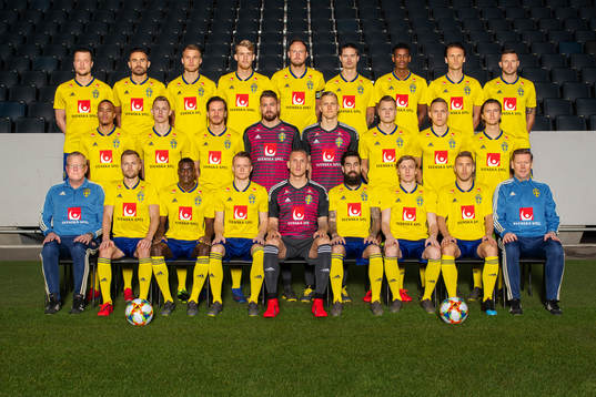  Jakob Johansson, Sotirios Papagiannopoulos, Sebastian Andersson, Filip Helander, Andreas Granqvist, Mikael Lustig, Alexander Isak, Albin Ekdal and Marcus Berg. Middle row: Robin Quaison, Emil Krafth, Gustav Svensson, Kristoffer Nordfeldt, Karl-Johan Johnsson, Viktor Claesson, Ludwig Augustinsson and Kristoffer Olsson. Bottom row: Head coach Janne Andersson, Sebastian Larsson, Ken Sema, Sam Larsson, Robin Olsen, Jimmy Durmaz, Emil Forsberg, Anton Tinnerholm and assistant coach Peter Wettergren. Editors note: The picture has been retouched.