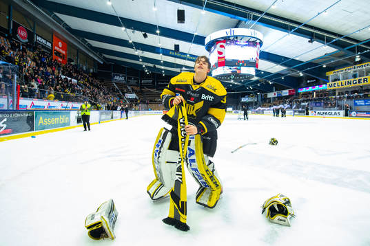 Västerås målvakt Samuel Ersson jublar mot supportrar
