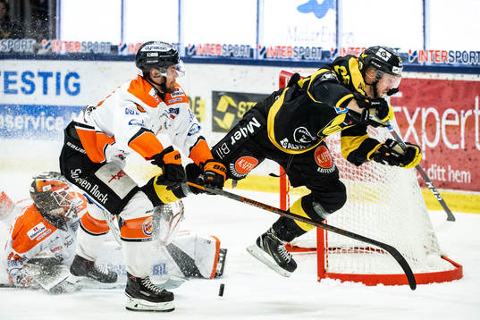 Västerås Marcus Bergman framför Karlskronas målvakt