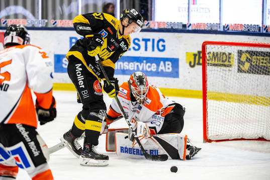 Västerås Sebastian Benker och Karlskronas målvakt Arvid