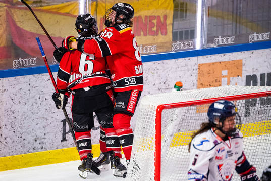 Luleås Jenni Hiirikoski och Ronja Savolainen jublar
