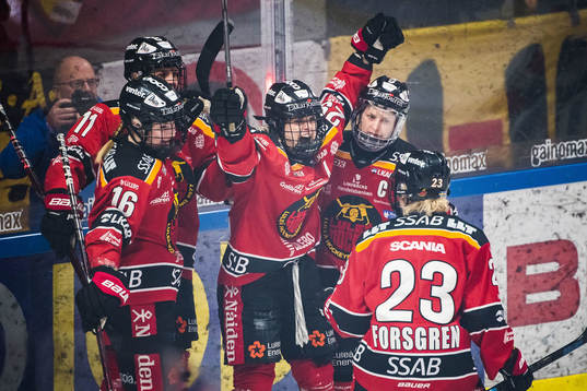 Luleås Emma Nordin jublar med lagkamrater