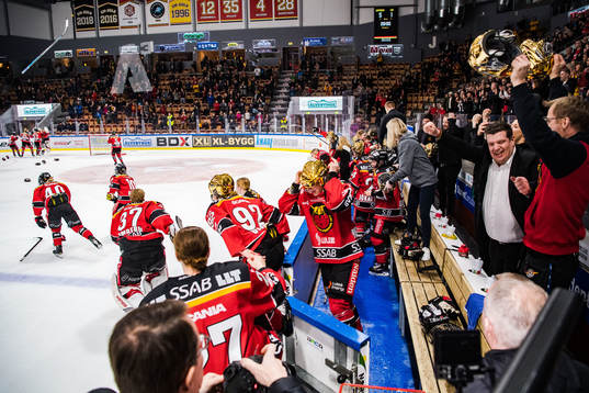Luleås spelare stormar planen