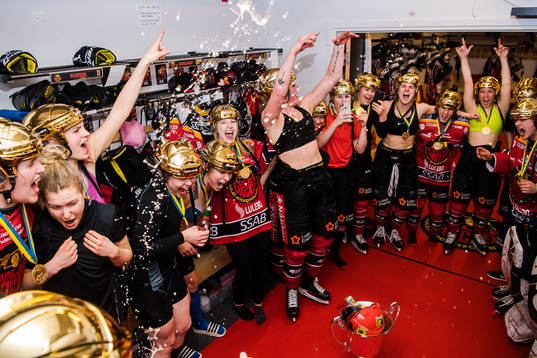 Luleås spelare jublar i omklädningsrummet med pokalen