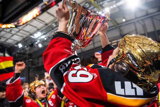 Luleås Emma Nordin jublar med pokalen