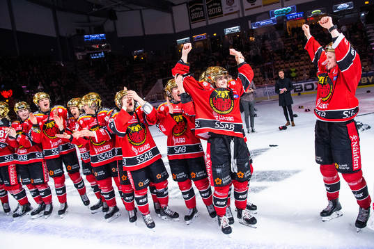Luleås Emma Nordin och Johanna Fällman jublar
