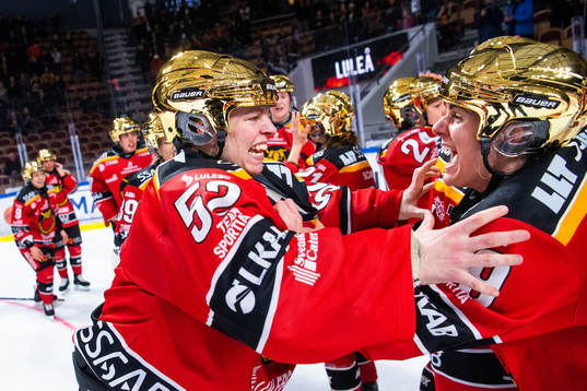 Luleås målvakt Sara Grahn och Emma Nordin jublar