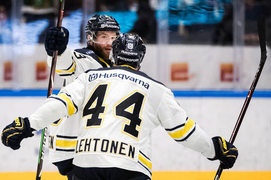 s Robin Figren och Mikko Lehtonen jublar