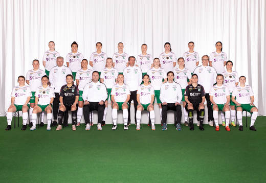  Lina Pettersson, Carley Wickenheiser, Julia Skoglund, Emma Wiklund, Thea Bergsten, Haley Dowd, Christine Tjärnlund, Parva Zarassi. Mittenledet från vänster: Alice Schönfeldt, materialare Jimmy Lundberg, Jenny Marklund, Fanny Wiklund, sportchef Ola Lindberg, Hanna Göthberg, Elin Pettersson, lagledare Lars Eliander, Albina Rrahmani. Sittande från vänster: Mirjam Lindgren, Karrina Guilluo, Elsa Sundbom, tränare Fredrik Asplund, Wilma Stenman, Stina Hedlund, assisterande tränare Fredrik Hillergren, Sussie Åberg, Elin Ellman, Emma Axelsson.