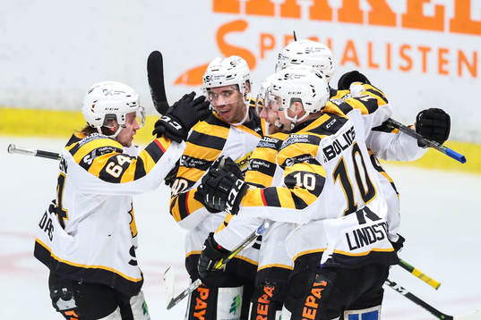 Skellefteås Robin Alvarez jublar med lagkamrater