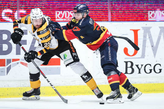 Djurgårdens Linus Hultström och Skellefteås Oscar Möller
