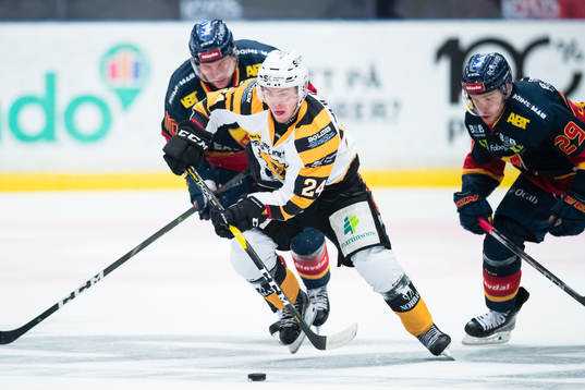 Skellefteås Andreas Wingerli jagas av Djurgårdens Niclas