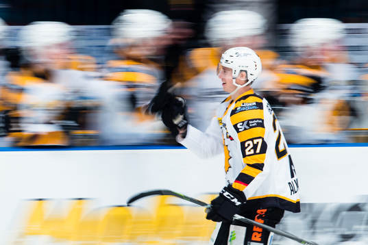 Skellefteås Robin Alvarez jublar med lagkamrater