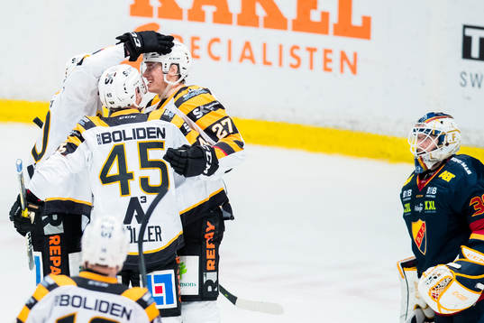 Skellefteås Robin Alvarez (h) jublar med Jesper Jensen (v)