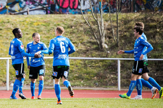 Halmstads Sadat Karim och Pontus Silfwer jublar efter 1-0