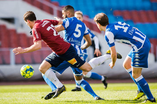 Örgrytes Victor Sköld faller i kamp med IFK Göteborgs Kristopher Da Graca