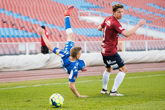 IFK Göteborgs Sebastian Ohlsson faller