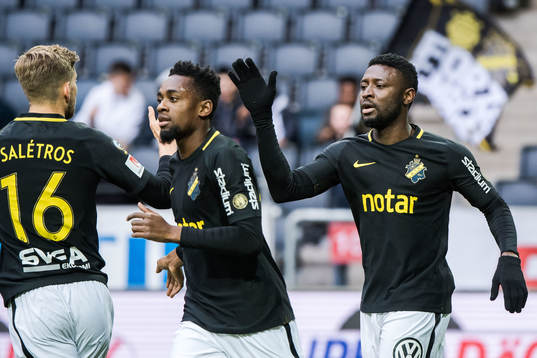 s Chinedu Ogbuke Obasi jublar med lagkamrater efter 1-1 under träningsmatchen i fotboll mellan AIK och Brommapojkarna den 24 mars 2019 i Stockholm. 