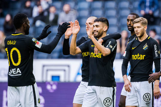 s Stefan Silva jublar med Chinedu Ogbuke Obasi