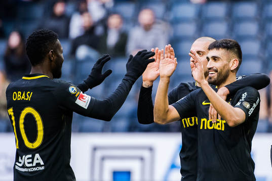 s Stefan Silva jublar med Chinedu Ogbuke Obasi