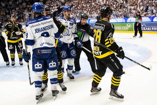 Leksands Filip Johansson och Thomas Valkvæ Olsen  fight