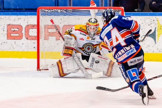 Växjös Brendan Shinnimin skjuter mot Luleås målvakt
