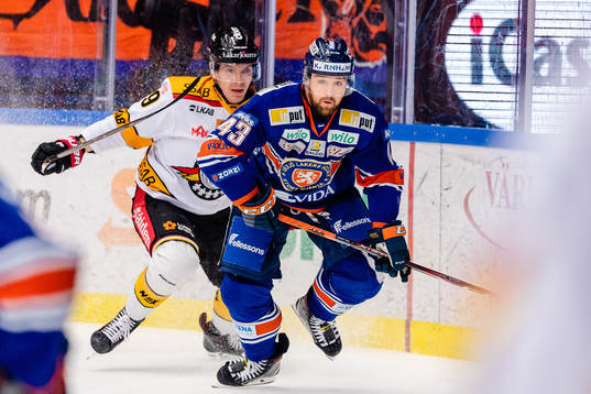 Växjös Nichlas Hardt jagas av Luleås Joonas Jalvanti