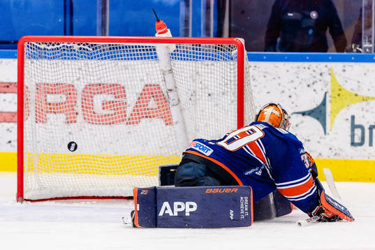 Luleås Niklas Olausson (ej i bild) gör mål 4-5 bakom