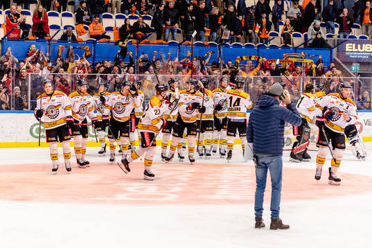 Luleås spelare jublar framför fansen