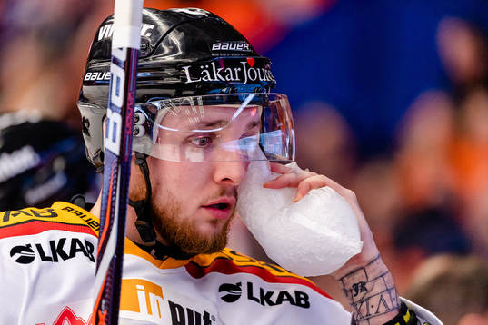 Luleås Robin Kovacs med en ispåse mot kinden