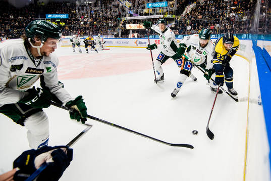 s Robin Figren i kamp om pucken